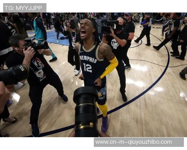 小牛队与热火队激战正酣NBA赛场精彩对决引发球迷热议